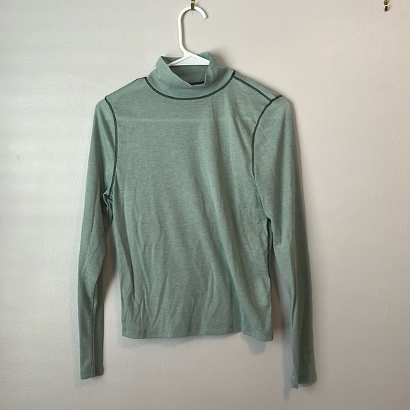 Madewell large green turtle neck is great for accenting outfits - Picture 1 of 5